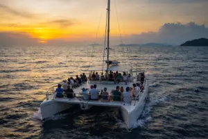 прогулка на закате на катамаране